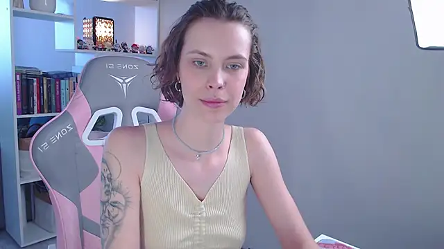 Snapshot of milly_ross chatting on 02/24/25, 06:38 milly ross online show from 02/24/25, 06:38