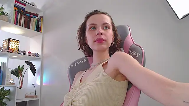 Snapshot of milly_ross chatting on 02/24/25, 09:43 milly ross online show from 02/24/25, 09:43