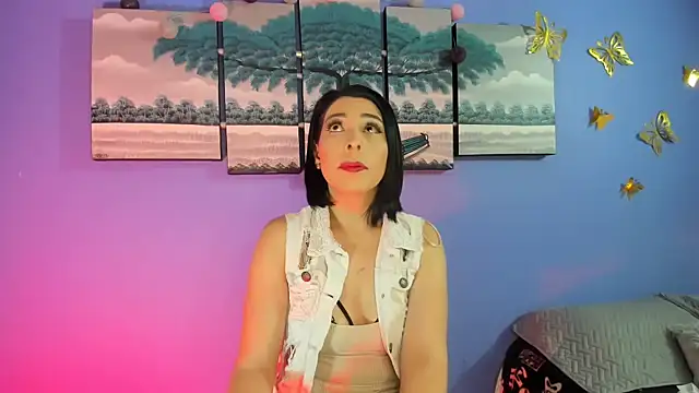 Snapshot of AdelleLennox_cg chatting on 02/05/25, 11:23 AdelleLennox cg online show from 02/05/25, 11:23