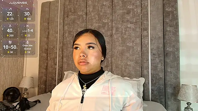 MarianaGarciaa   online show from 11/27/25, 06:54