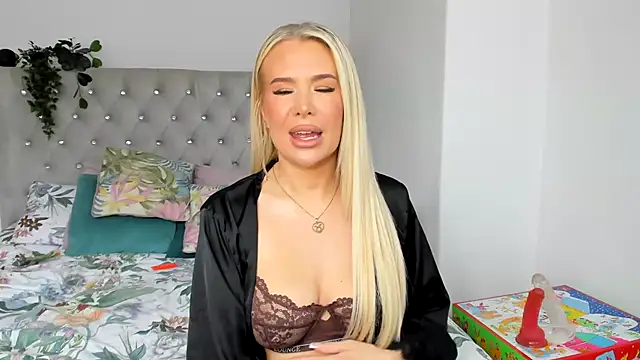 Snapshot of Alexia-Lee chatting on 01/14/25, 01:17 Alexia-Lee online show from 01/14/25, 01:17