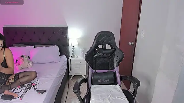 evelyn 23 online show from 10/22/25, 02:50