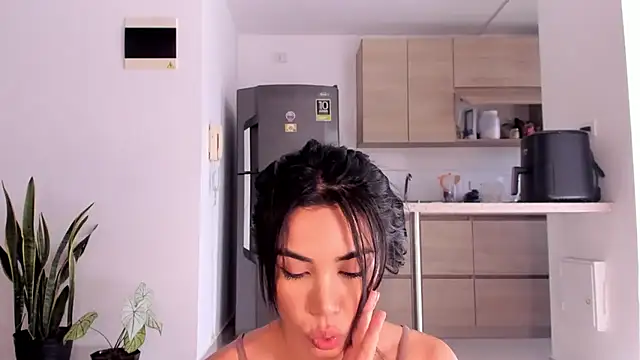 AnaHenao online show from 12/14/25, 08:02