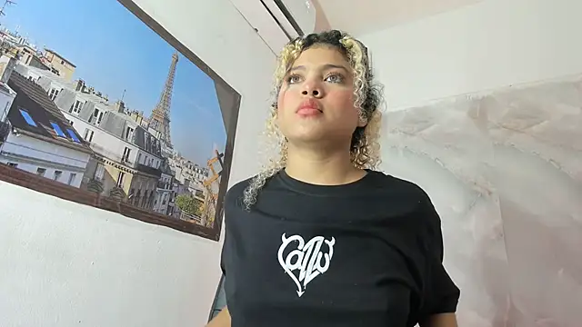 sofiacastillo01 online show from 05/12/26, 01:30