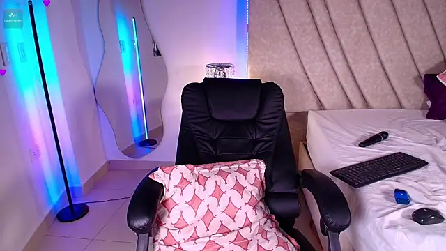 Snapshot of LeahPrada_ chatting on 01/02/25, 11:16 LeahPrada online show from 01/02/25, 11:16