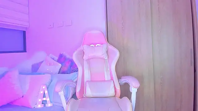 Snapshot of angelinalodge1 chatting on 02/17/25, 02:20 angelinalodge1 online show from 02/17/25, 02:20