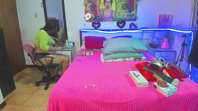 Snapshot of karenmilf_4 chatting on 12/11/24, 03:02 karenmilf 4 online show from 12/11/24, 03:02