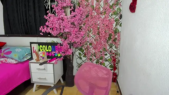 Snapshot of karenmilf_4 chatting on 09/14/25, 04:22 karenmilf 4 online show from 09/14/25, 04:22