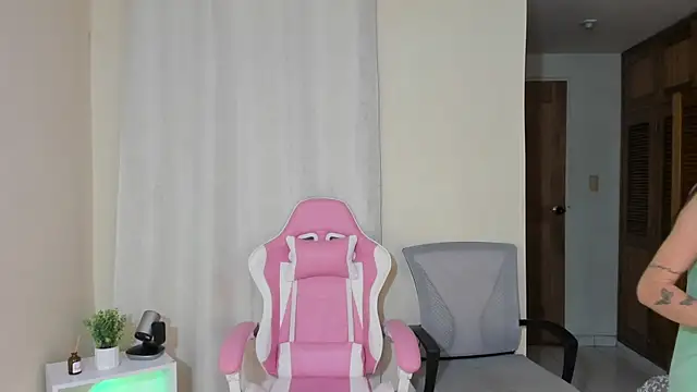 shanakendal2 online show from 02/17/25, 08:36