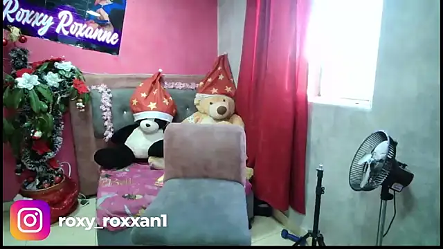 Snapshot of roxy_roxxan chatting on 12/12/24, 02:00 roxy roxxan online show from 12/12/24, 02:00