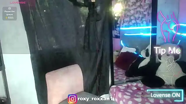 Snapshot of roxy_roxxan chatting on 03/15/25, 01:07 roxy roxxan online show from 03/15/25, 01:07
