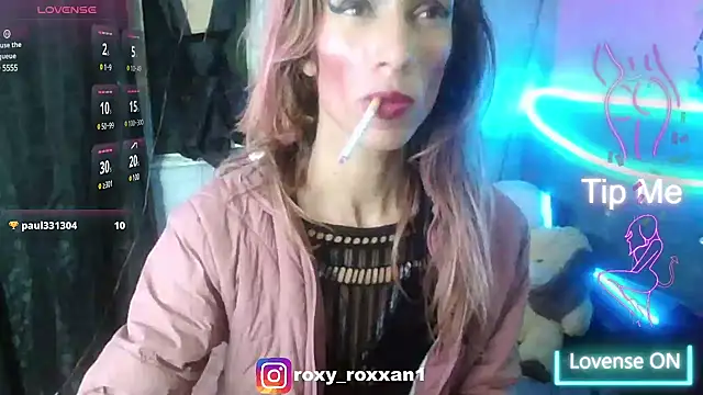 Snapshot of roxy_roxxan chatting on 03/20/25, 01:35 roxy roxxan online show from 03/20/25, 01:35
