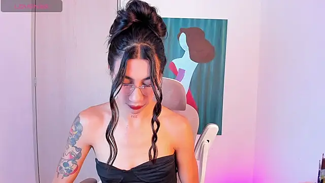 sofiaa grey  online show from 02/15/26, 05:09