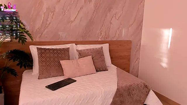 emily hunter12 online show from 12/03/25, 12:14