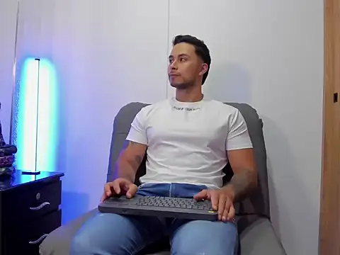 Snapshot of Juan_muscle chatting on 07/26/26, 03:04 Juan muscle online show from 07/26/26, 03:04