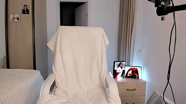 CharlotteWells online show from 11/15/25, 03:52