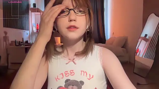 Snapshot of electric_babe chatting on 05/07/26, 10:42 electric babe online show from 05/07/26, 10:42