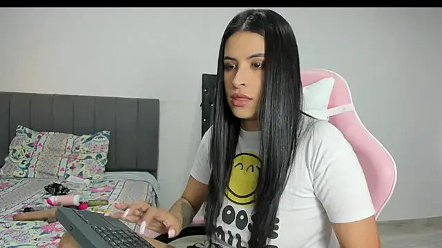 Snapshot of _elektrah chatting on 02/20/25, 10:59  elektrah online show from 02/20/25, 10:59