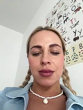 streetdoll online show from 03/20/25, 10:54