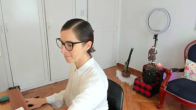 cuddlingbunny online show from 11/30/25, 02:43