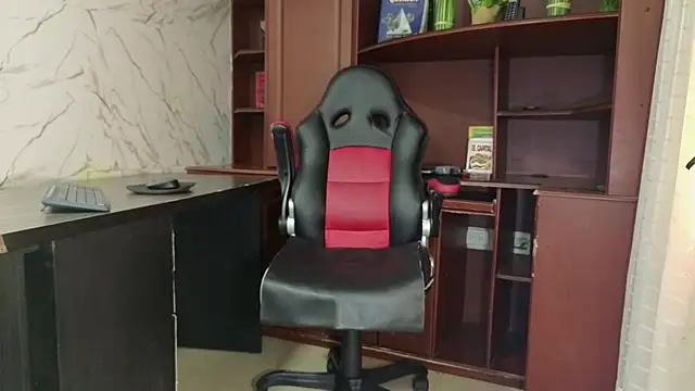 MissEscarleth online show from 10/18/25, 02:36