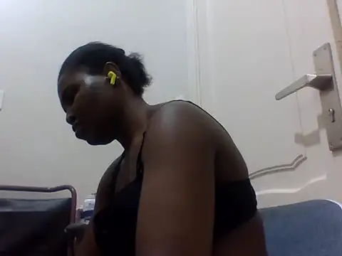 Snapshot of queenzuena chatting on 05/20/26, 08:37 queenzuena online show from 05/20/26, 08:37