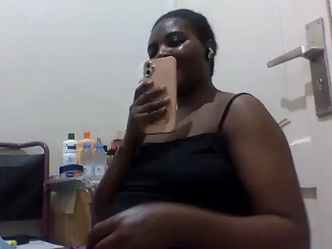 Snapshot of queenzuena chatting on 05/25/26, 12:11 queenzuena online show from 05/25/26, 12:11
