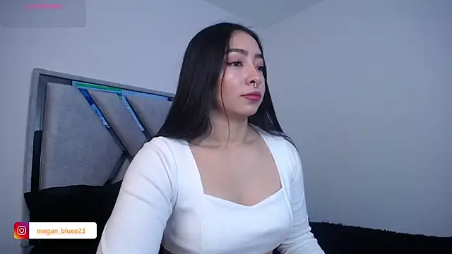 Snapshot of megan_bluee23 chatting on 10/29/25, 04:09 megan bluee23 online show from 10/29/25, 04:09