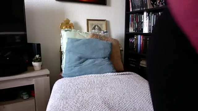 Luccreccia  online show from 10/23/25, 08:46