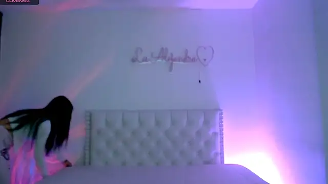 alee lenoxx online show from 10/28/25, 07:01