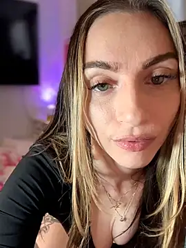 Snapshot of BrattyBae_xo chatting on 04/30/26, 04:02 BrattyBae xo online show from 04/30/26, 04:02