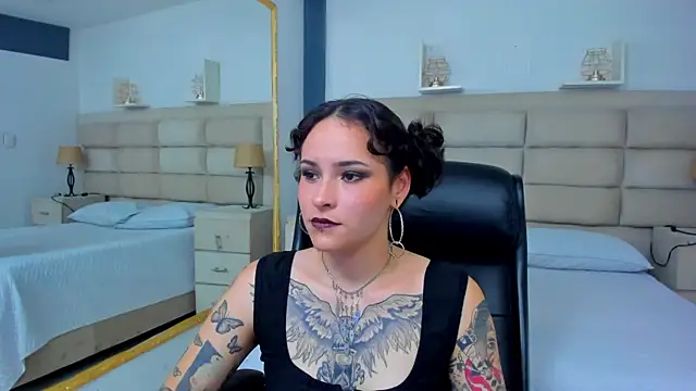 AnnyThompson  online show from 10/17/25, 09:06