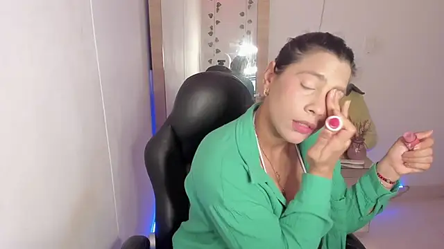 Snapshot of hellensexy chatting on 01/25/25, 08:42 hellensexy online show from 01/25/25, 08:42