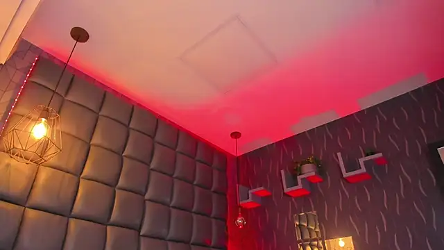 megan woll online show from 04/17/26, 08:01