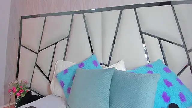  aurora18  online show from 04/15/26, 03:13