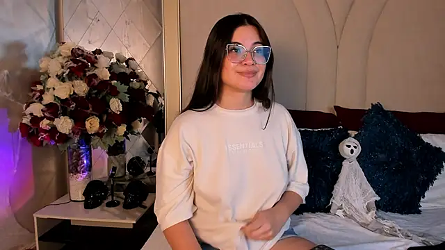 CamilaSofiia online show from 10/18/25, 07:36