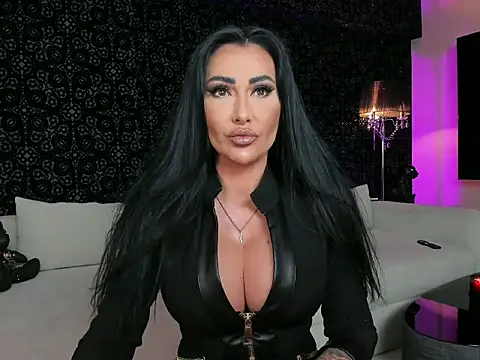 Snapshot of Mistress-Kennya chatting on 10/15/25, 08:09 Mistress-Kennya online show from 10/15/25, 08:09