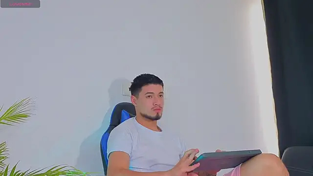 EdwardRoss  online show from 10/26/25, 08:48