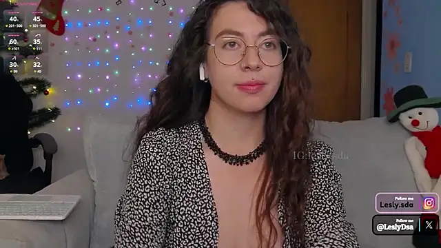 Snapshot of leslyyu chatting on 12/17/24, 11:38 leslyyu online show from 12/17/24, 11:38