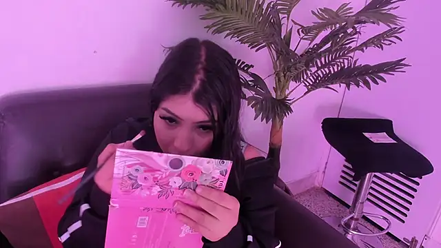 Snapshot of Miia_Thompsonn chatting on 03/19/25, 03:20 Miia Thompsonn online show from 03/19/25, 03:20