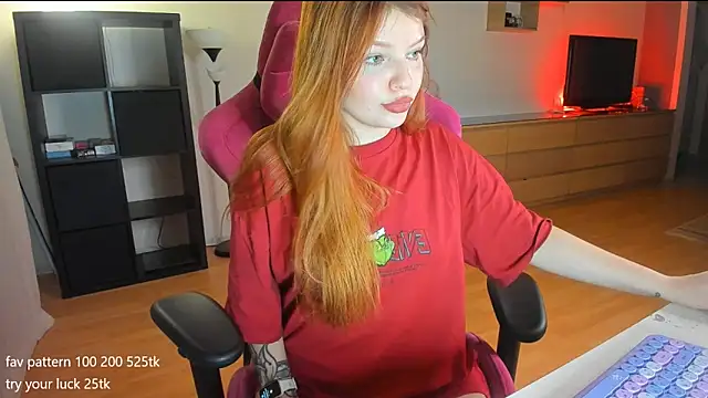 Snapshot of lil_lia chatting on 12/13/24, 07:32 lil lia online show from 12/13/24, 07:32