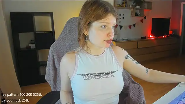 Snapshot of lil_lia chatting on 12/23/24, 10:44 lil lia online show from 12/23/24, 10:44