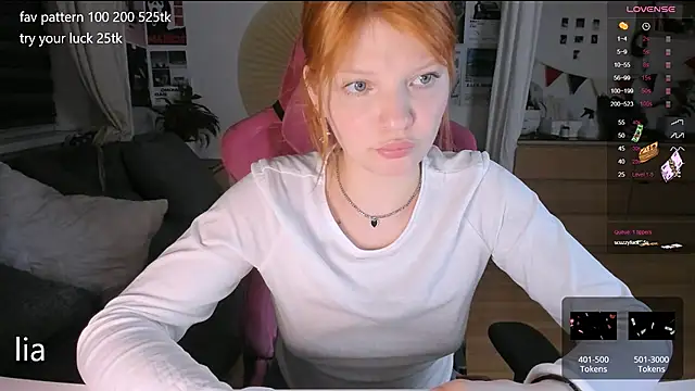 Snapshot of lil_lia chatting on 10/15/25, 09:48 lil lia online show from 10/15/25, 09:48