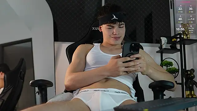 Snapshot of Max_cortes1 chatting on 09/10/25, 12:10 Max cortes1 online show from 09/10/25, 12:10