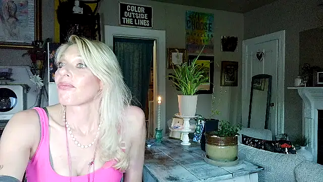Snapshot of Glamazonx chatting on 05/19/26, 01:44 Glamazonx online show from 05/19/26, 01:44