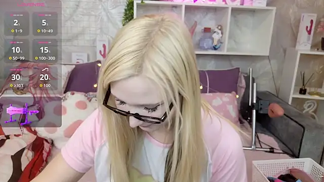 Snapshot of MeowkaKitty chatting on 10/18/25, 01:30 MeowkaKitty online show from 10/18/25, 01:30