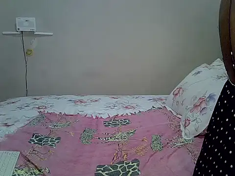 Snapshot of Cariepink chatting on 07/18/26, 06:34 Cariepink online show from 07/18/26, 06:34