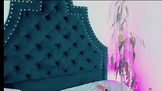 Emmaa Saenz  online show from 03/14/25, 12:43