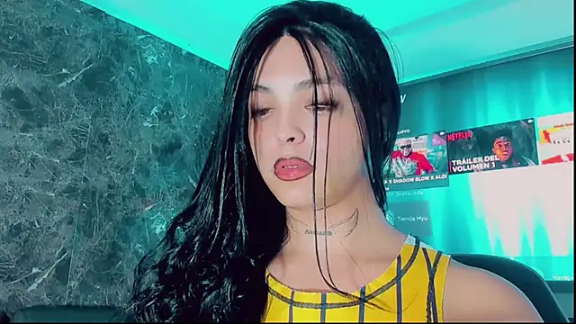 Emmaa Saenz  online show from 11/25/25, 07:25