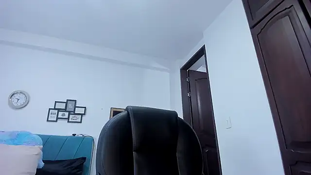Snapshot of kamila_lopez chatting on 10/21/25, 10:43 kamila lopez online show from 10/21/25, 10:43